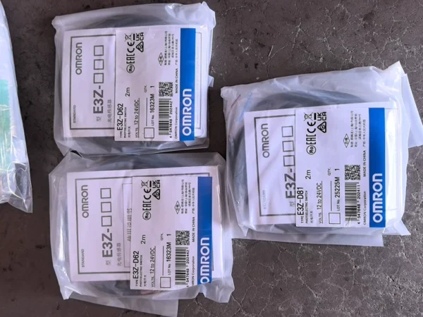 New Omron photoelectric sensors: E3Z-D62, quantity 2; E3Z-D81, quantity 1. Unit price: 75.