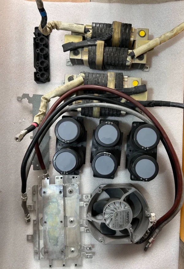 O1CN01xp6hwE2ACXlTExdBx_4611686018427380887-0-fleamarket.jpg_790x10000Q90.jpg_.webp ABB 880 Inverter EPCOS B43456-S9258-A502 Filter Capacitor 2550UF 400V Electrolytic Capacitor Original Used, Functionally完好的 (The last picture shows other accessories; inquire before ordering if needed). If interested, click "I want" to chat with me privately~
