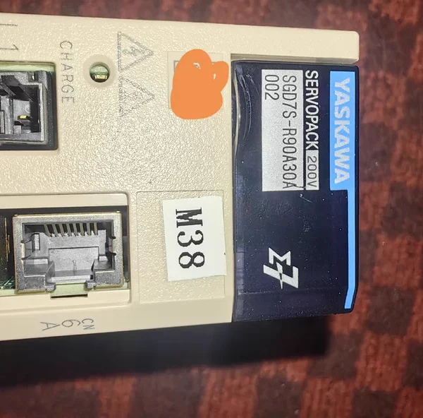 SGD7S-R90A30A002 Yaskawa servo drive, original disassembled, in beautiful condition, fully functional. Test video available, 3-month warranty. Yaskawa M3 communication, voltage 200V, current 0.91A, power 100W.