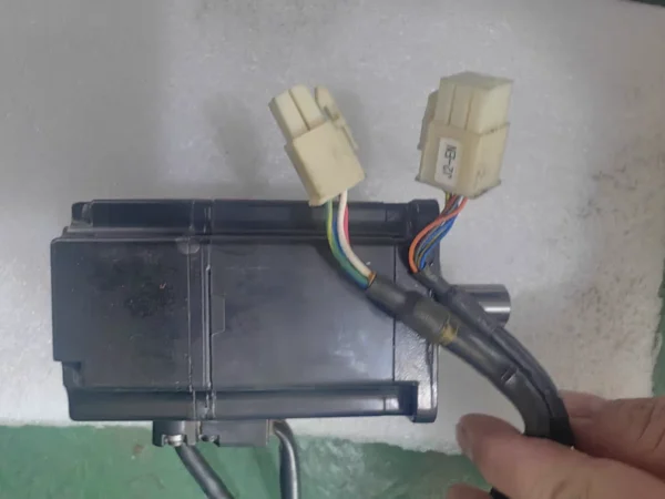 SGMAH-02A1A-HL11 Yaskawa servo motor second-hand robot disassembled, beautiful appearance, fully functional, 3-month warranty, voltage 200V, current 2.1A, 0.637NM, power 200W