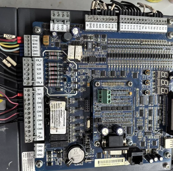 Shenzhen Haipu Monte Inverter, Elevator-specific Inverter, Removed from Cabinet, Model MT70-4T022, 22KW Inverter, Condition as shown in the picture. The main board relay has slight bumps. If you mind, please do not purchase. I personally cannot test it. It is unopened, unmodified, not burned, and not water-damaged. The module is guaranteed to be good. Bosses in need, please contact.