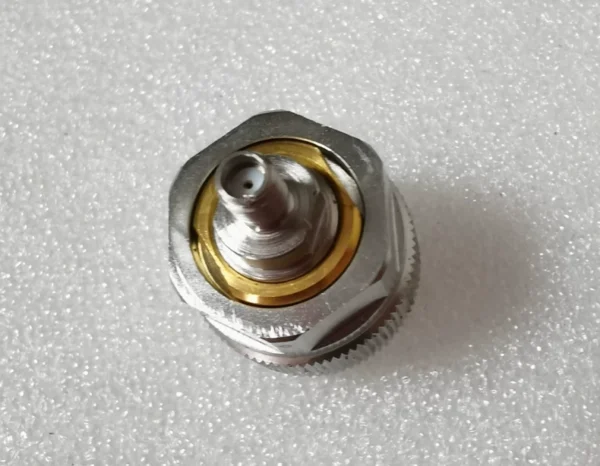 MA-COM OSM 1082-2700-00 7mm Straight Connector-SSMA Female RF AdapterConnector Brand New Stock Item, Not Well Protected, SSMA Interface Damaged, Those Who Know How to Handle It Should Be Able to Use Normally, Unit Price 100 Yuan Only One Available