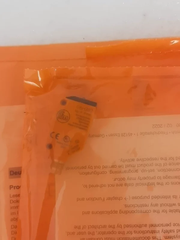 Brand new original IFM O6H202 photoelectric sensor, imported from Germany, made in Singapore. The packaging is intact, the instruction manual is complete, and inspection is supported. Product parameters: operating voltage 10-30V DC, maximum current 100mA, IP65IP67 protection class. Suitable for industrial automation equipment.