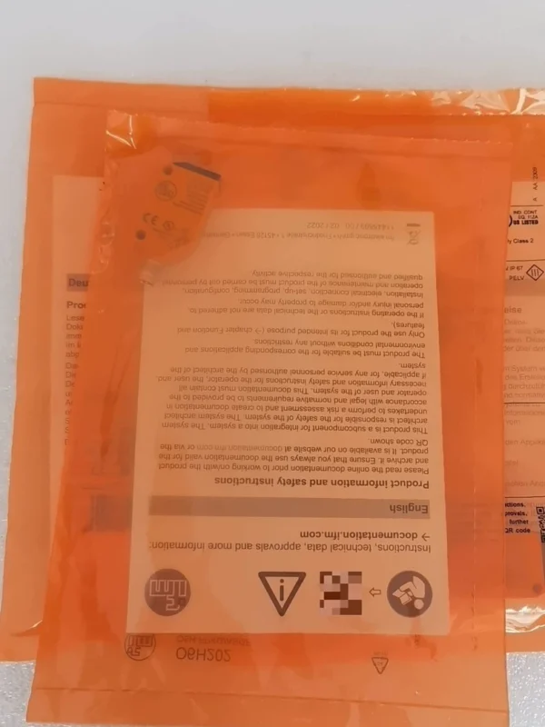 Brand new original IFM O6H202 photoelectric sensor, imported from Germany, made in Singapore. The packaging is intact, the instruction manual is complete, and inspection is supported. Product parameters: operating voltage 10-30V DC, maximum current 100mA, IP65IP67 protection class. Suitable for industrial automation equipment.