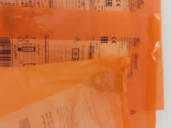 Brand new original IFM O6H202 photoelectric sensor, imported from Germany, made in Singapore. The packaging is intact, the instruction manual is complete, and inspection is supported. Product parameters: operating voltage 10-30V DC, maximum current 100mA, IP65IP67 protection class. Suitable for industrial automation equipment.