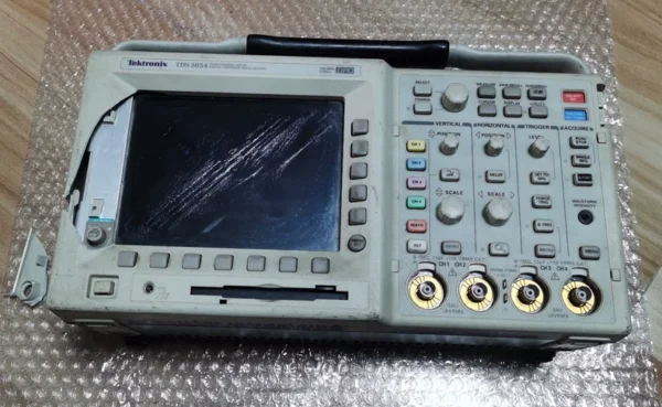 O1CN01XCtooi2JUFcahPR8k_4611686018427384400-0-fleamarket.jpg_790x10000Q90.jpg_.webp Tektronix TDS3054 DPO Oscilloscope, it makes a sound when powered on but the screen doesn't light up, it should be broken and has no display, I don't know about other issues, as shown in the picture, please check carefully before purchasing.