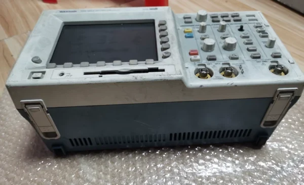 O1CN01jya35J2JUFcVxekKS_4611686018427384400-0-fleamarket.jpg_790x10000Q90.jpg_.webp Tektronix DPO3012 Oscilloscope, guaranteed to power on, other functions unknown, as shown in the picture, please check carefully before purchasing.