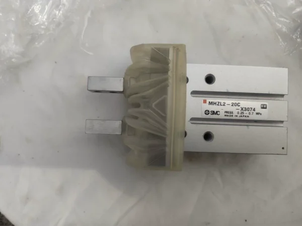 Genuine SMC Cylinder SMC Finger Cylinder MHZL2-20C, almost brand new, made in Japan, applicable pressure range 0.25-0.7 MPa. It's idle in stock and for sale, quality guaranteed. Friends in need can contact me for more details! Inspection is supported, no returns or exchanges for non-quality issues.